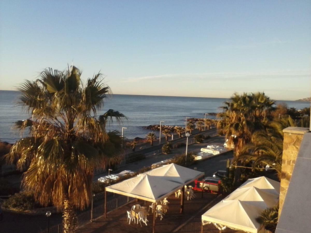 Albergo Ristorante Lucciola Santo Stefano al Mare Exterior foto